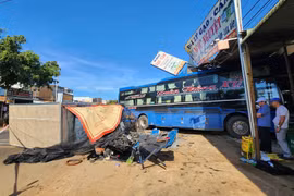 Xe khách va chạm xe tải, tài xế tử vong trong cabin