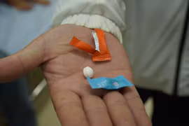 30 học sinh ở Lâm Đồng nhập viện sau khi ăn kẹo lạ