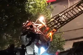 Kịp thời giải cứu đôi vợ chồng già mắc kẹt trong căn nhà cháy