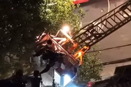 Kịp thời giải cứu đôi vợ chồng già mắc kẹt trong căn nhà cháy