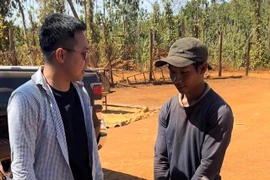 Đâm vỡ đèn ôtô, chàng trai nghèo chờ hơn 90 phút để bồi thường chủ xe