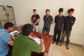 Không chịu uống bia, nữ nhân viên quán karaoke bị bán 20 triệu