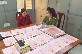 Đắk Lắk: Bắt người phụ nữ cho vay lãi nặng, thu giữ 75 sổ đỏ