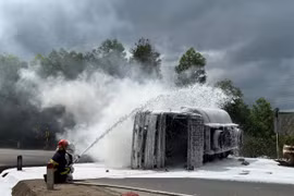 Xe bồn chở xăng bị nổ lốp bốc cháy trên đèo M’Đrắk