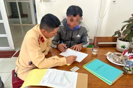 Vượt đèn đỏ, tài xế xe khách bị phạt 5 triệu, tước GPLX