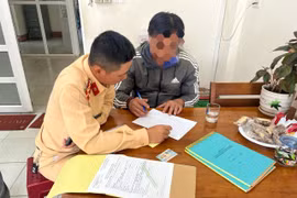 Vượt đèn đỏ, tài xế xe khách bị phạt 5 triệu, tước GPLX