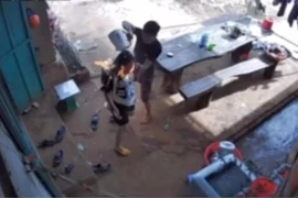 Chồng đổ xăng đốt vợ đang mang bầu