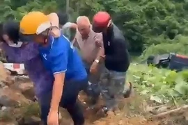 Xe du lịch chở 45 khách lao xuống vực, nhiều người bị thương nặng