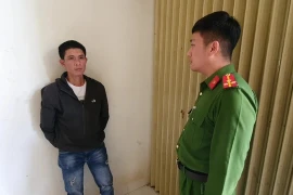 Bắt đối tượng mang 2 khẩu súng đi giải quyết mâu thuẫn