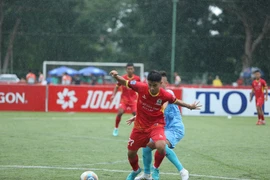 Khán giả Tây Nguyên đội mưa xem giải bóng đá 7 người