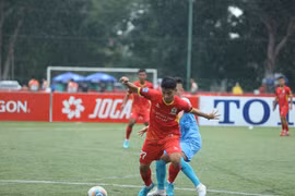 Khán giả Tây Nguyên đội mưa xem giải bóng đá 7 người