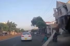 Thanh sắt công trình rơi trúng đầu người đi đường, xuyên thủng ô tô