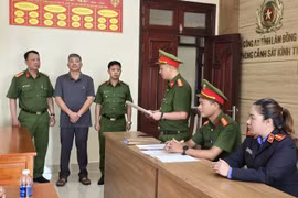 Chủ tịch và phó chủ tịch xã bị bắt vì để "cát tặc" lộng hành