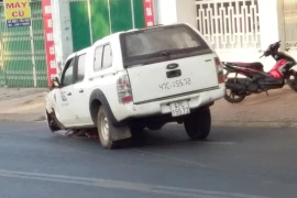 Đang quét rác, nữ công nhân bất ngờ bị ô tô tông trọng thương