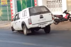 Đang quét rác, nữ công nhân bất ngờ bị ô tô tông trọng thương