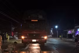 CSGT huyện Ea Súp xuyên đêm xử lý xe quá khổ, quá tải