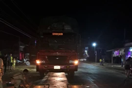 CSGT huyện Ea Súp xuyên đêm xử lý xe quá khổ, quá tải