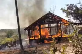 Bộ đội giúp gia đình khó khăn dựng lán tạm khi nhà cháy rụi