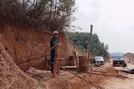 Tháo dỡ rào chắn tự chế để thu tiền của người đi đường