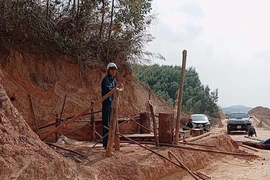 Tháo dỡ rào chắn tự chế để thu tiền của người đi đường