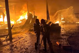 Đắk Lắk: Hàng chục cán bộ, chiến sĩ dập tắt vụ cháy lớn trong đêm