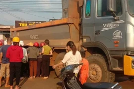 Con trai 8 tuổi tử vong dưới bánh xe ben, mẹ khóc ngất 