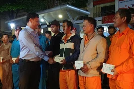 Đắk Lắk: Tặng quà cho công nhân vệ sinh môi trường đêm Giao thừa