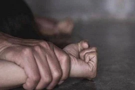 Bé gái bị 2 người đàn ông cưỡng bức trong phòng trọ