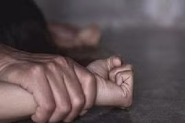 Bé gái bị 2 người đàn ông cưỡng bức trong phòng trọ