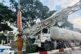 Làm rõ nguyên nhân xe bồn tông sập cổng chào ở Buôn Ma Thuột