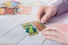 "Sốc nặng" những trường hợp "độc" nhận “tiền từ trên trời rơi xuống“