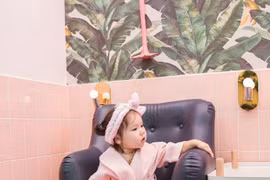 Con gái siêu mẫu Hà Anh biểu cảm hưởng thụ dịch vụ chăm sóc sang chảnh