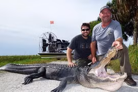 Hãi hùng thợ săn bị ngoạm mất xương tay khi gỡ bẫy cá sấu