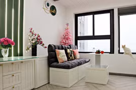 Căn hộ búp bê của nữ gia chủ yêu màu xanh và hồng, dùng thùng gỗ làm giường