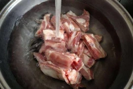 Chần sườn heo với nước chưa đủ, phải thêm 1 bước mới hết hôi tanh