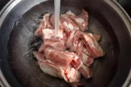 Chần sườn heo với nước chưa đủ, phải thêm 1 bước mới hết hôi tanh