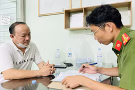 Tạm giam người đàn ông đập vỡ kính ô tô