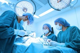 Quý bà Hà Nội 'choáng' vì vỡ túi độn ngực, nghi ung thư vú