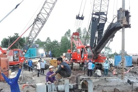 Chuẩn bị đưa thi thể bé trai 10 tuổi tại Đồng Tháp lên mặt đất