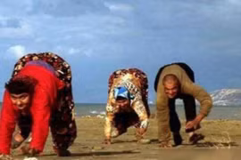 "Ngôi làng bò" kỳ lạ, không ai biết đi đứng, chỉ bò bằng 4 chi