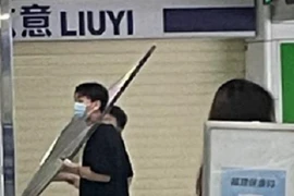 Thanh niên tự chui đầu mình vào khung sắt và cái kết " muốn độn thổ"