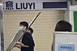 Thanh niên tự chui đầu mình vào khung sắt và cái kết " muốn độn thổ"