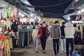 Hà Nội: Thiên đường mua sắm giá rẻ sinh viên thi nhau xả hàng Tết, hút khách