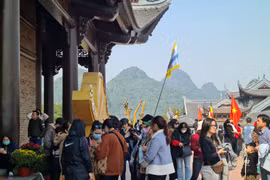 Mỗi ngày chùa Tam Chúc đón hàng vạn người về du xuân, vãn cảnh 