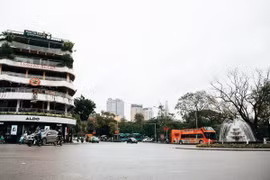 Phố phường Hà Nội vắng vẻ sau khuyến cáo “hạn chế ra đường“