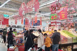 Hàng hóa Tết dồi dào, bánh kẹo cân lên ngôi 