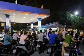 Hà Nội: Giá xăng giảm, người dân “rồng rắn” xếp hàng đi đổ lúc nửa đêm