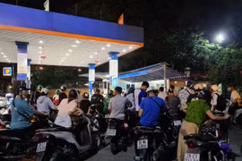 Hà Nội: Giá xăng giảm, người dân “rồng rắn” xếp hàng đi đổ lúc nửa đêm