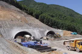 Cận cảnh khoét núi, đào hầm để xây cao tốc nối Nghệ An - Hà Tĩnh