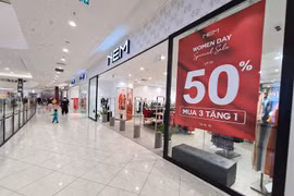 Hà Nội: Quần áo “sale sập sàn”, khách lẻ tẻ mua trước ngày 20/10